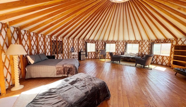 Iris & Lone Tree Yurts - Perfect get away package for family reunion of 6.