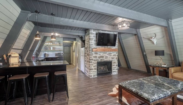 J10-Jackpot Cabin + Trailer Parking + Trail Access
