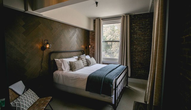 Jacksonville Inn Room #5: Luxurious 1 BR King Guest Room. Walkable to the Britt Festival, downtown shops, and wine tasting rooms. Experience historic charm with modern comfort!