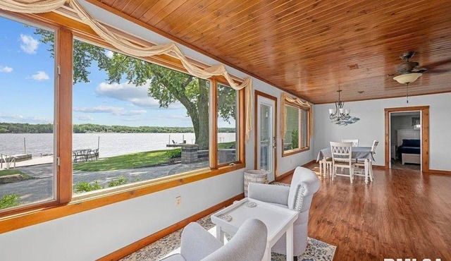 JOY by the River 3-bedroom RIVERSIDE bungalow w/WiFi, AC in charming Le Claire