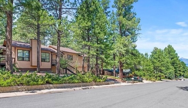 Kathy’s Cabin, King Bed, Hot Tub, Near-NAU, Perfect Year-Round Mountain Getaway!