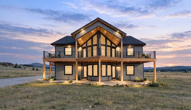 Kestrel Villa+ 5BR + Your Yellowstone Base + Hot Tub + AC + Sled-In/Sled-Out