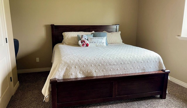 KING bed, 2-bedroom, full kitchen, pickleball, park. Private, spacious basement.
