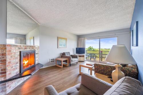 King Bed Ocean View Suite - Pet Friendly - Kitchen - Pool and Hot Tub