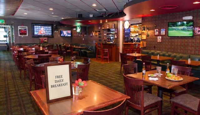 King Room w/Work Desk & Free Breakfast | Near MFR