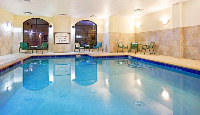 King Suite. Free Breakfast. Pool & Gym. Close to the University of Tennessee Arboretum!