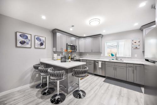Kirkland Home with 2 Queen Beds - Totem Lake Village