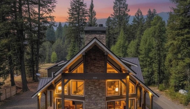 Knotty Pines in Donnelly | Luxe Cabin Bordering Tamarack | Room for Toys | Hot Tub