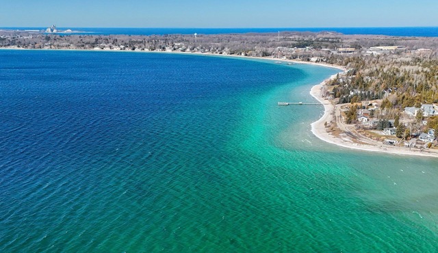Lake and Private Community Beach| Updated | Sleeps 6 | Pet Friendly