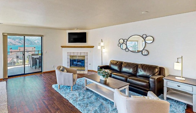 Lake Chelan Shores: Lakeside Luxury #19-5