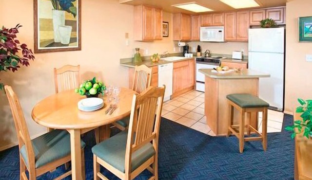 Lake Chelan Shores, Nice Chelan Waterfront resort, Great summer deals!