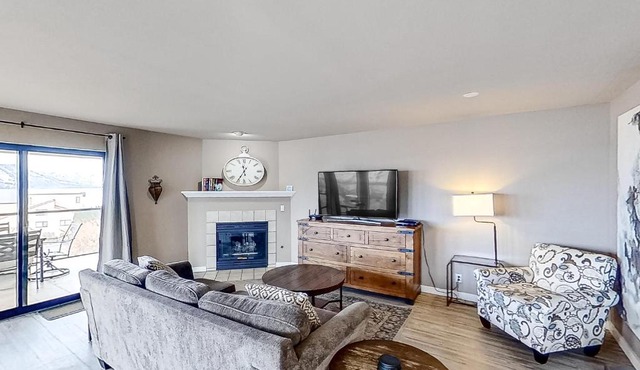 Lake Chelan Shores Sleek Stunner 19 to 4