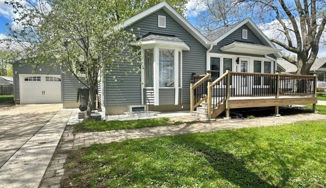 Lake front 2-bedroom house with WiFi and AC in welcoming Worthington