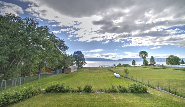 Lake-front Cabin Located In The Heart Of Bear Lake!