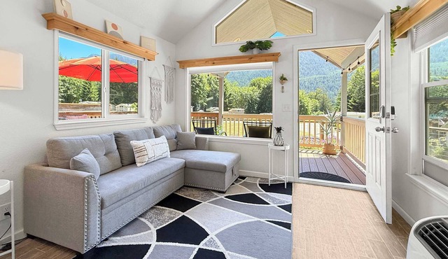 Lake Sutherland Tiny Home, Loft, Deck
