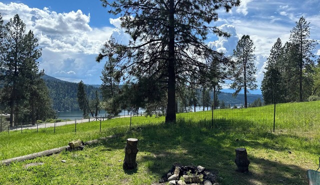 Lake view Cabin at Blue Creek – Romantic Pet-Friendly Getaway in Coeur d’Alene
