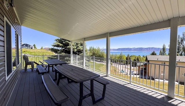Lake View Cabin with amazing views and hot tub