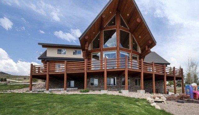 Lake Vista Lodge hot tub, 6,500+ sq ft, sleeps 30+!