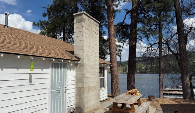 Lakefront 2BR Cabin with 3 Queen Beds at Tiffany's Resort on Curlew Lake