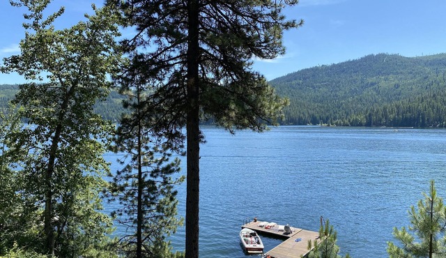Lakefront 5 bedroom log home, decks & dock. Relax or retreat w amazing beauty