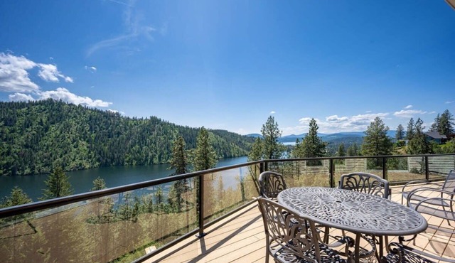 Lakefront 6BR home with 2 kitchens and incredible views