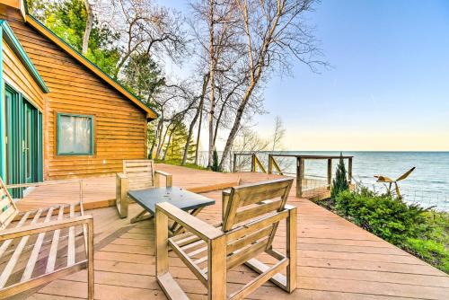 Lakefront Applegate Retreat w/Private Beach!