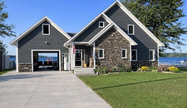 Lakefront Cabin, 3BR, Sleeps 8, Trail Access