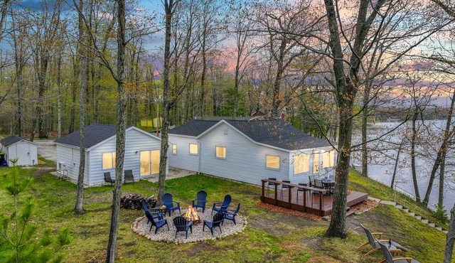 Lakefront Cottage, Dock, EV Charger, Firepit, Bunkhouse, Family & Pet Friendly
