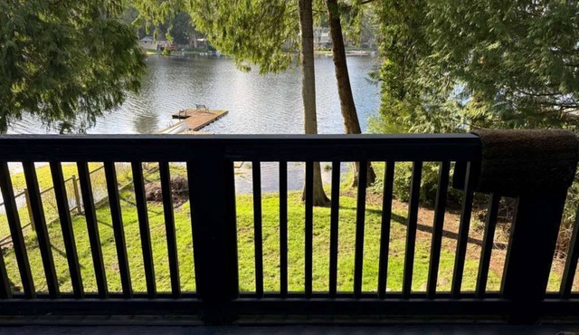 Lakefront Cottage in Kent +hot tub+ firepit+ Canoe +World cup