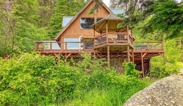 Lakefront, dog-friendly home in Joseph with amazing yard, deck