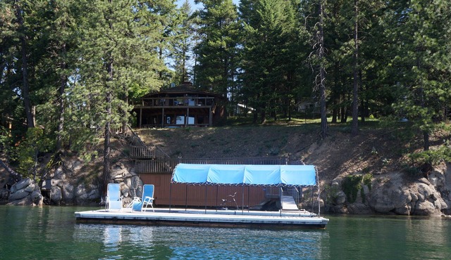 Lakefront Family Retreat. Swim, sun, boat, beach, float, fish, relax, dream.