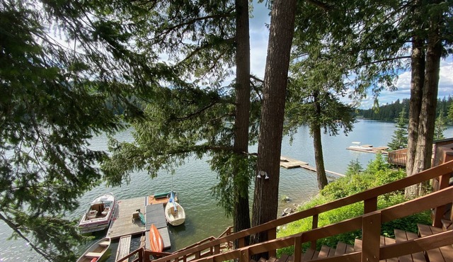 Lakefront guest house, dock access. Kayak, peddleboat, and rowboat. fishing.
