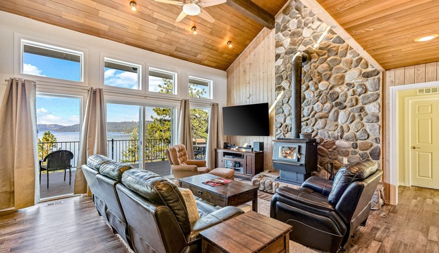 Lakefront home on Lake Coeur d'Alene w/tram, dock, kayaks, SUPs & decks