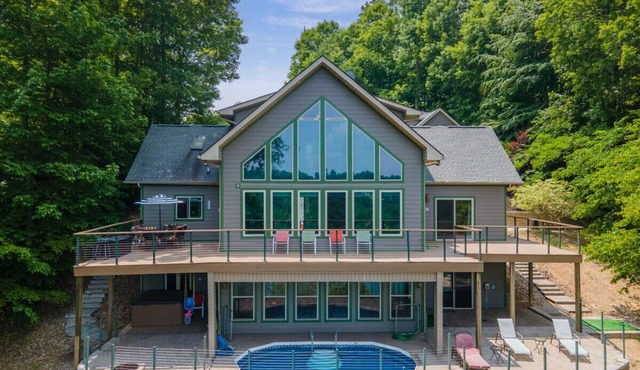 Lakefront home w/pool & hot tub
