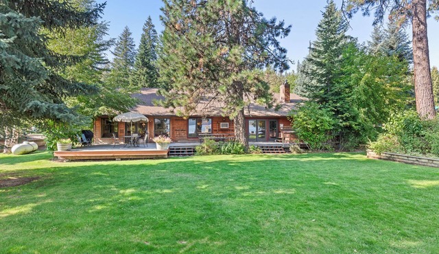 Lakefront Home, with Beach, Dock, Pickleball court, 6 bed 5 bath on Spirit Lake