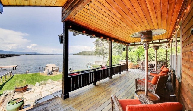 Lakefront property w/boat lift, hot tub & steam room