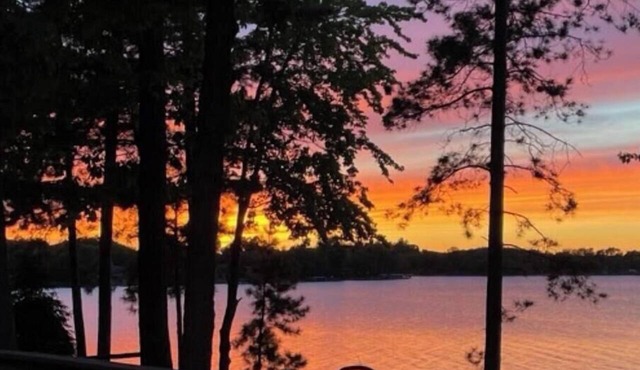 Lakefront Rustic-Chic Guesthouse - Hot Tub, 4 beds (2 King size!) in Deerwood
