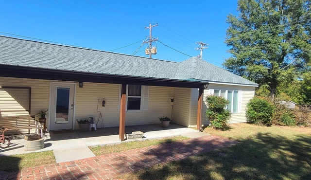 Lakeside Highlands Guesthouse- Close to parks, shopping, and dining!