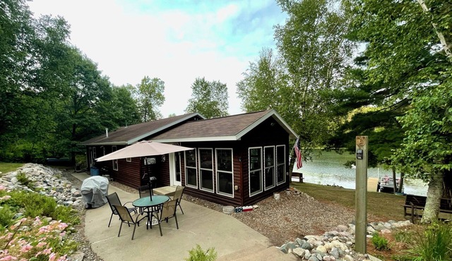 Lakeside Solitude - New Listing- Enjoy a beautiful cabin on quiet Lake