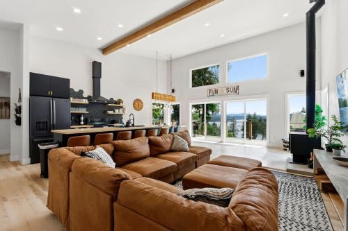 Lakeview Retreat for 13 Games, Golf Cart & Views