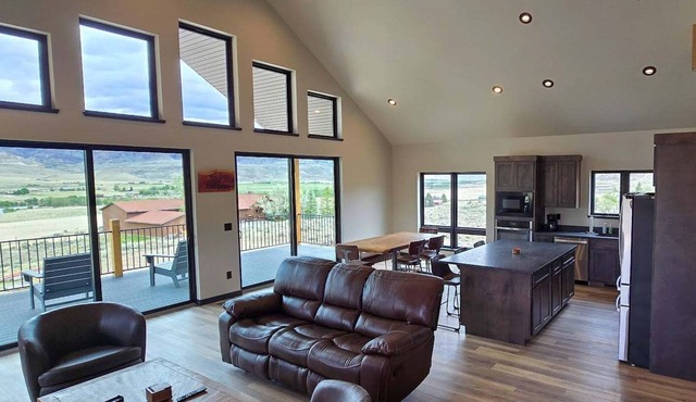 LaLuna Ranch- 4 bedroom mountain-view home on the way to Yellowstone