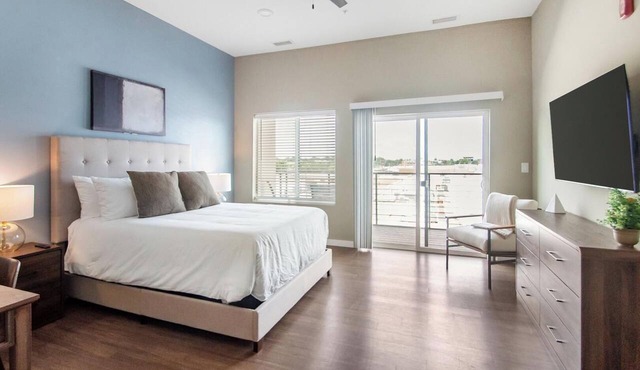 Landing | Chic Studio, Pool, Rooftop Lounge in Springfield