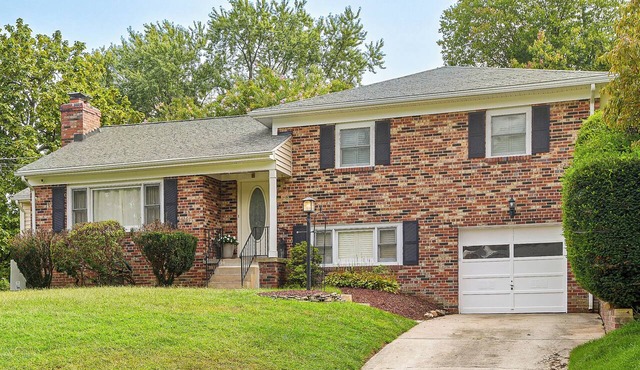 Large Deck & Yard w/ a View! Family Home Near DC in Silver Spring