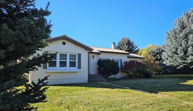 Large Groups & Families Welcome- Hot Tub, Grill and Picnic Area!