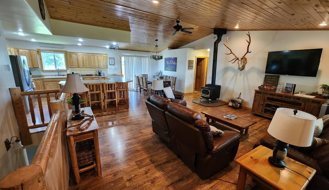 Large House with 2 King Beds, Game Room and Deck, 60 minutes from Jackson Hole