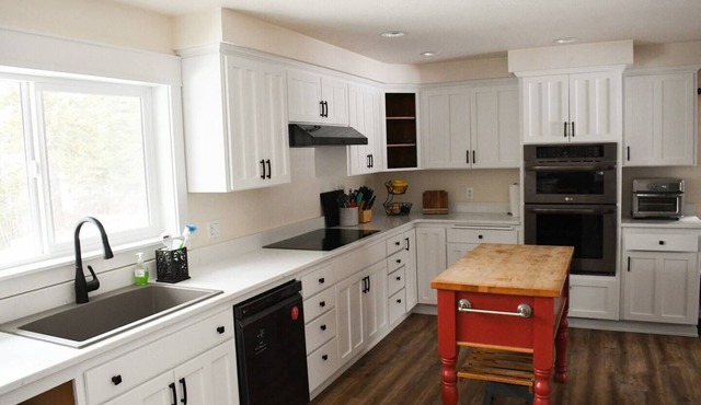 Large Kitchen, Hot tub, Game & Arcade Room