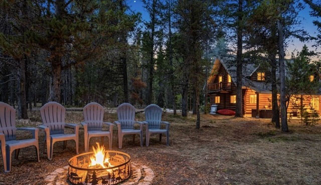 Lariat Lodge | Hot Tub, Yellowstone, Pizza Oven, Pets, Log Cabin!