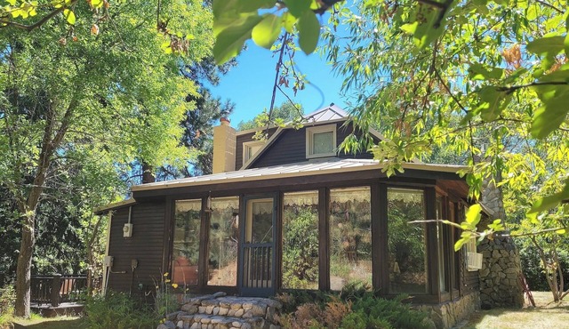 Larksong Cabin-Dog friendly and Close to Ski Trails !