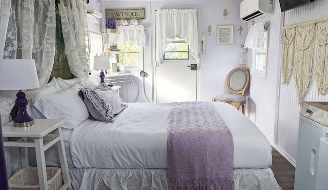 Lavender Limited at Olympic Railway Inn - Pet Friendly