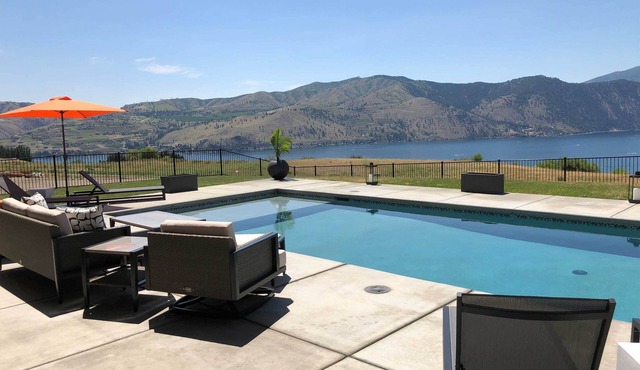 Lavish Lake Chelan Escape: Pool & Panoramic Views